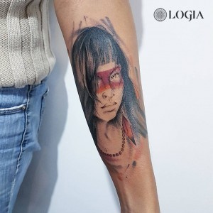 Tatuaje india sketch en el brazo Dani Bastos